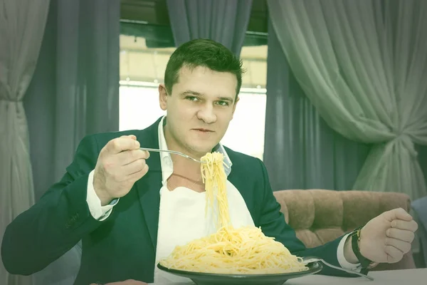 Hombre Comiendo Una Gran Porción Pasta Restaurante —  Fotos de Stock