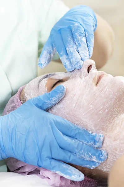 Processus Masque Cosmétique Massage Soins Visage Dans Salon Beauté — Photo