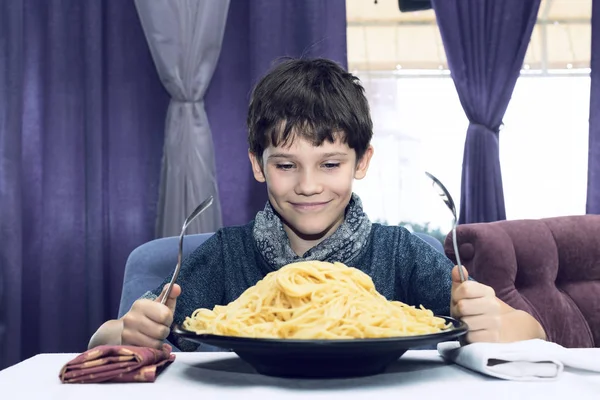 Chłopiec Jest Apetyczny Zjada Duże Włoskie Spaghetti — Zdjęcie stockowe
