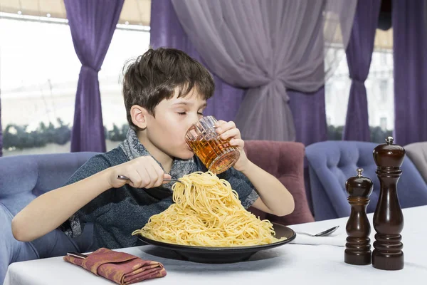 Мальчик Аппетит Ест Большие Итальянские Спагетти — стоковое фото