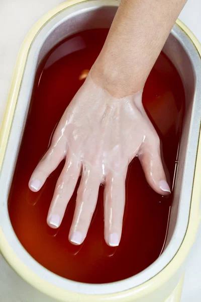 Prozess Der Paraffinbehandlung Weiblicher Hände Schönheitssalon — Stockfoto
