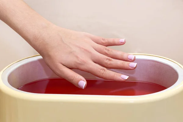 美容室での女性の手のパラフィン治療 — ストック写真