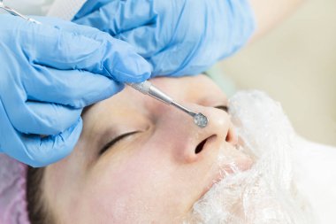 Araçları ile kadın yüzündeki derinin derin temizlik