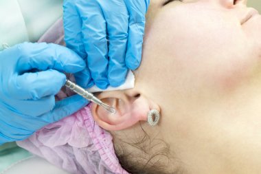 Araçları ile kadın yüzündeki derinin derin temizlik