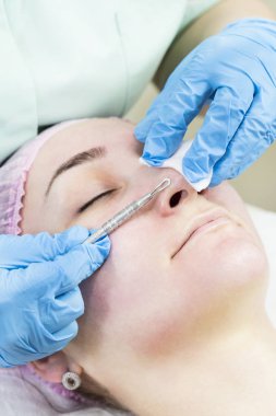 Araçları ile kadın yüzündeki derinin derin temizlik