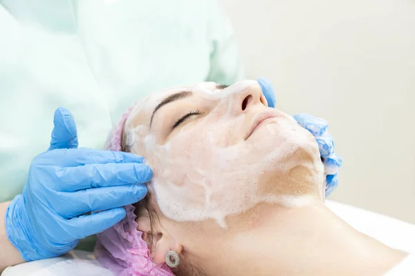 Proceso Mascarilla Cosmética Masajes Tratamientos Faciales Salón Belleza —  Fotos de Stock