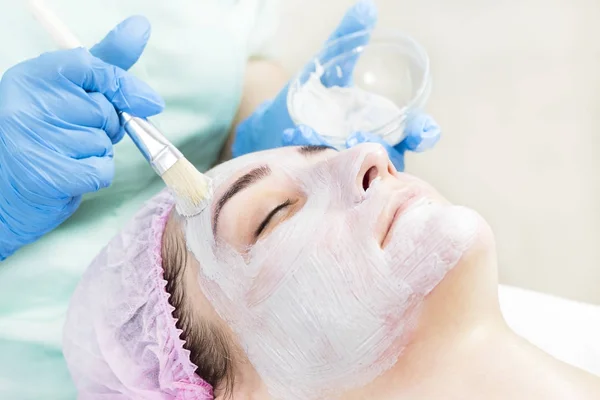 Máscara Cosmética Processo Massagem Tratamentos Faciais Salão Beleza — Fotografia de Stock