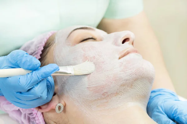 Processus Masque Cosmétique Massage Soins Visage Dans Salon Beauté — Photo