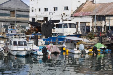 Tel Aviv - Yafa, İsrail - 23 Kasım 2017: Jaffa eski bağlantı noktası tekneler ve yatlar ve balıkçı tekneleri iskele.