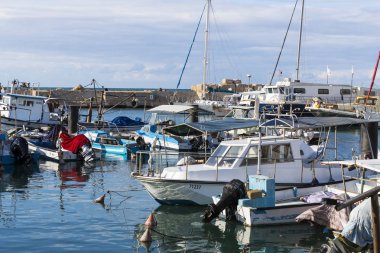 Tel Aviv - Yafa, İsrail - 23 Kasım 2017: Jaffa eski bağlantı noktası tekneler ve yatlar ve balıkçı tekneleri iskele.