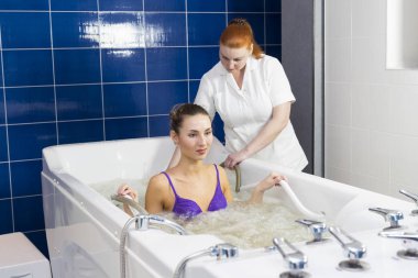 Genç kadına sırasında su masajlı Güzellik Salonu 