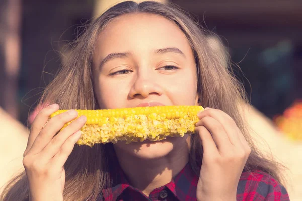 Дівчина Їсть Солодку Кукурудзу Природі Дня — стокове фото