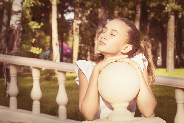 Retrato Uma Menina Parque — Fotografia de Stock