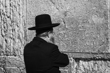 Jerusalem, İsrail - 22 Kasım 2017: hacılar dua, Yahudi halkının kutsal yer ve dünyadaki Hıristiyanların ibadet Merkezi ağlama duvarı.