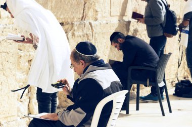 Jerusalem, İsrail - 22 Kasım 2017: hacılar dua, Yahudi halkının kutsal yer ve dünyadaki Hıristiyanların ibadet Merkezi ağlama duvarı.