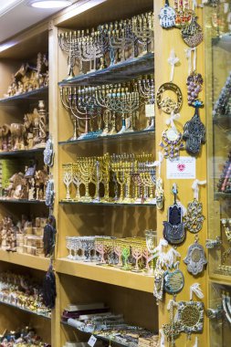 Jerusalem, İsrail - 22 Kasım 2017: ibadet Kudüs'ün eski ülkesinde farklı dinlerin dini nesneleri Pazar