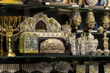 Jerusalem, İsrail - 22 Kasım 2017: ibadet Kudüs'ün eski ülkesinde farklı dinlerin dini nesneleri Pazar