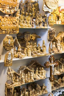 Jerusalem, İsrail - 22 Kasım 2017: ibadet Kudüs'ün eski ülkesinde farklı dinlerin dini nesneleri Pazar