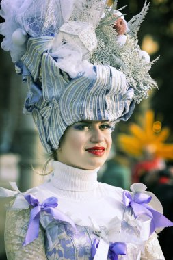 Kharkov, Ukrayna-26 Şubat 2017: geleneksel kutlama karnaval kostümü kasabada kare göster.