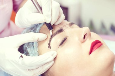 Microblading kaşlar akışında bir Güzellik Salonu