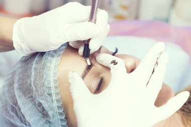 Microblading kaşlar akışında bir Güzellik Salonu