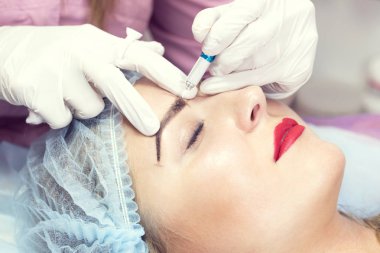 Microblading kaşlar akışında bir Güzellik Salonu