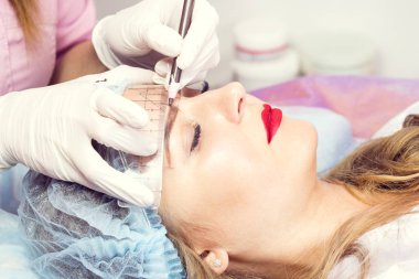 Microblading kaşlar akışında bir Güzellik Salonu