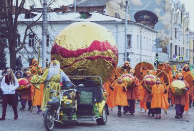 Kharkov, Ukrayna-26 Şubat 2017: geleneksel kutlama karnaval kostümü kasabada kare göster.