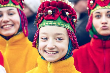 Kharkov, Ukrayna-26 Şubat 2017: geleneksel kutlama karnaval kostümü kasabada kare göster.