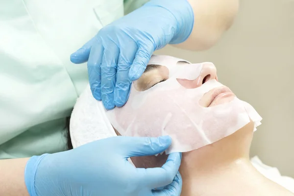 Máscara Cosmética Processo Massagem Tratamentos Faciais Salão Beleza — Fotografia de Stock