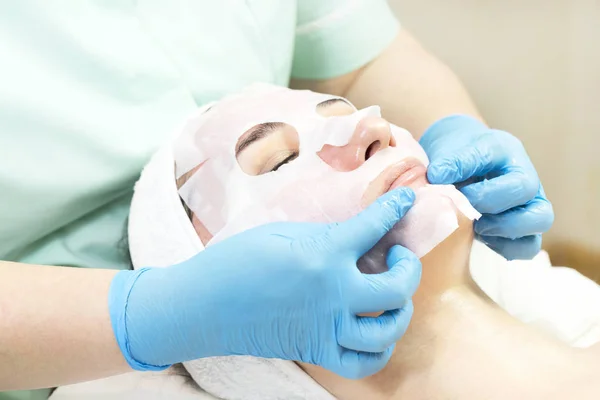 Máscara Cosmética Processo Massagem Tratamentos Faciais Salão Beleza — Fotografia de Stock