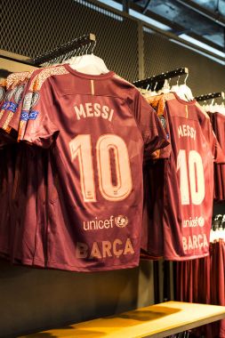 Barcelona, İspanya - 12 Ocak 2018: Hediyelik eşya ve gereçlerinin takım hayranları ve stadyum ziyaretçiler için resmi mağaza Fc Barcelona, giyim ve ayakkabı ekibi.