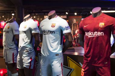 Barcelona, İspanya - 12 Ocak 2018: Hediyelik eşya ve gereçlerinin takım hayranları ve stadyum ziyaretçiler için resmi mağaza Fc Barcelona, giyim ve ayakkabı ekibi.
