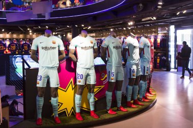 Barcelona, İspanya - 12 Ocak 2018: Hediyelik eşya ve gereçlerinin takım hayranları ve stadyum ziyaretçiler için resmi mağaza Fc Barcelona, giyim ve ayakkabı ekibi.