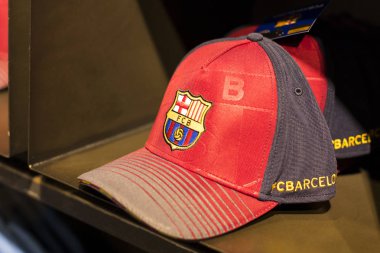 Barcelona, İspanya - 12 Ocak 2018: Hediyelik eşya ve gereçlerinin takım hayranları ve stadyum ziyaretçiler için resmi mağaza Fc Barcelona, giyim ve ayakkabı ekibi.