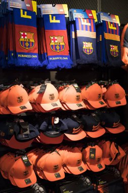 Barcelona, İspanya - 12 Ocak 2018: Hediyelik eşya ve gereçlerinin takım hayranları ve stadyum ziyaretçiler için resmi mağaza Fc Barcelona, giyim ve ayakkabı ekibi.