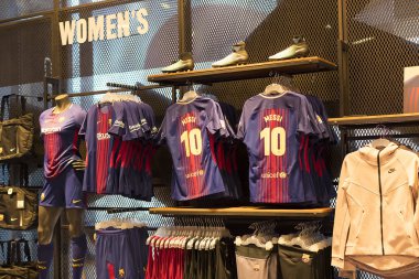 Barcelona, İspanya - 12 Ocak 2018: Hediyelik eşya ve gereçlerinin takım hayranları ve stadyum ziyaretçiler için resmi mağaza Fc Barcelona, giyim ve ayakkabı ekibi.