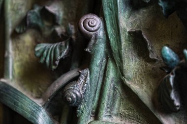 BARCELONA, SPAIN - 13 HAZİRAN 2018: Böcek, çiçek, memeli kuşların elementleri Kutsal Aile Tapınağı 'nın eski giriş kapısında.