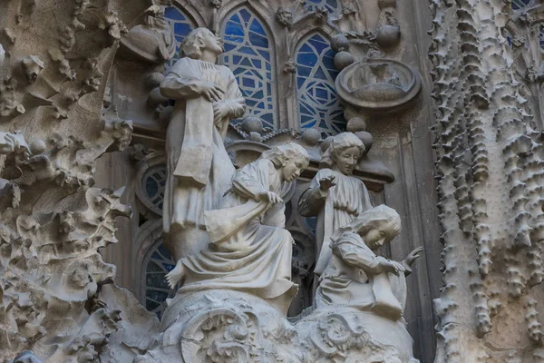 巴塞罗那 西班牙 2018年1月13日 建筑的元素和雕像入口对圣家族的老部分 — 图库照片