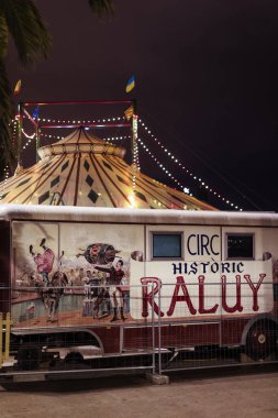 Barcelona, İspanya - 14 Ocak 2018: arabalar römork ve kubbe Raluy Circus, şehrin limanında akşam sokakta görünümünü.