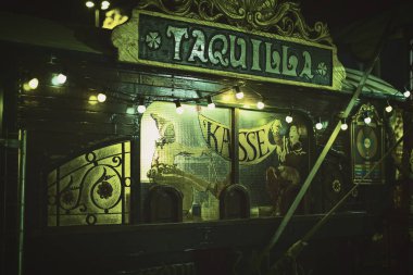 Barcelona, İspanya - 14 Ocak 2018: arabalar römork ve kubbe Raluy Circus, şehrin limanında akşam sokakta görünümünü.