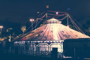 Barcelona, İspanya - 14 Ocak 2018: arabalar römork ve kubbe Raluy Circus, şehrin limanında akşam sokakta görünümünü.