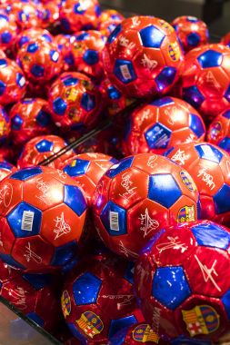Barcelona, İspanya - 12 Ocak 2018: Hediyelik eşya ve gereçlerinin takım hayranları ve stadyum ziyaretçiler için resmi mağaza Fc Barcelona, giyim ve ayakkabı ekibi.