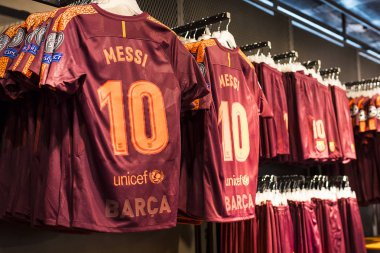 Barcelona, İspanya - 12 Ocak 2018: Hediyelik eşya ve gereçlerinin takım hayranları ve stadyum ziyaretçiler için resmi mağaza Fc Barcelona, giyim ve ayakkabı ekibi.