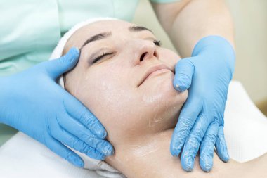 Masaj ve yüz kabukları kozmetik kullanma salon 