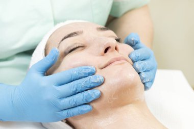 Masaj ve yüz kabukları kozmetik kullanma salon 