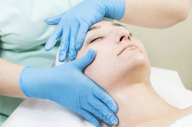 Masaj ve yüz kabukları kozmetik kullanma salon 