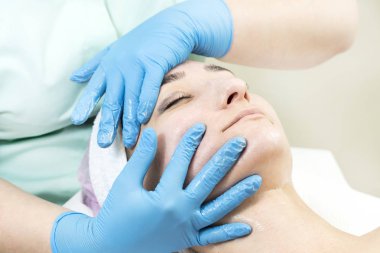 Masaj ve yüz kabukları kozmetik kullanma salon 