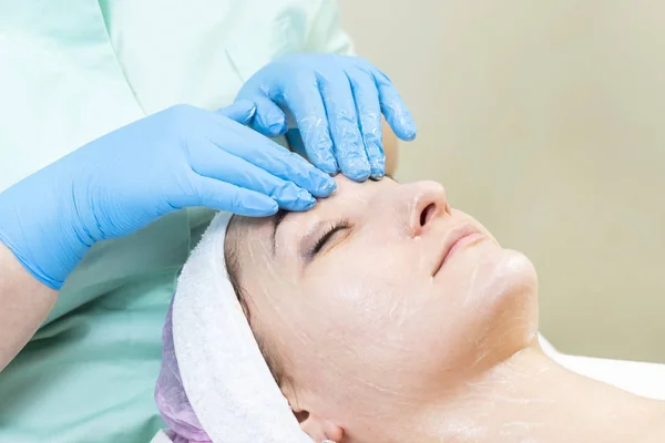 Massaggio Peeling Facciale Salone Con Prodotti Cosmetici — Foto Stock
