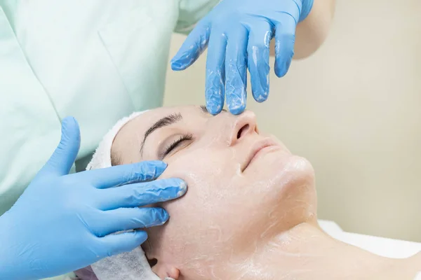 Massage Und Gesichtspeeling Salon Mit Kosmetik — Stockfoto